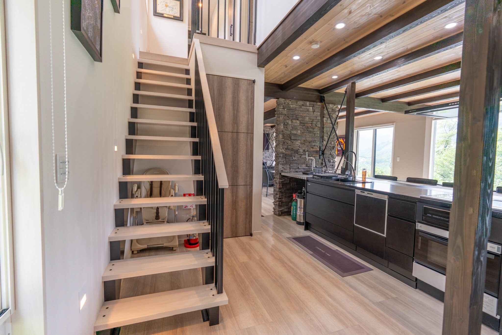 Hakuba Chalet Accommodation KIBEJE Hakuba - Kitchen stairs